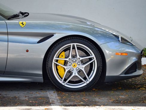 Used 2015 Ferrari California T RWD image 25