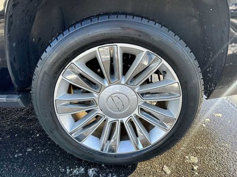 Used 2017 Cadillac Escalade Platinum image 19