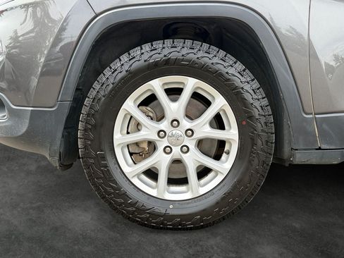 Used 2018 Jeep Cherokee Latitude Plus w/ Comfort/Convenience Group AWD/4WD image 4