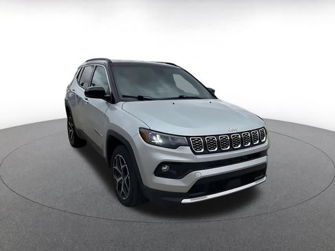 Used 2025 Jeep Compass Limited AWD/4WD image 3