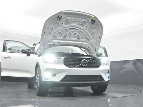 Used 2024 Volvo XC40 B5 Plus image 37