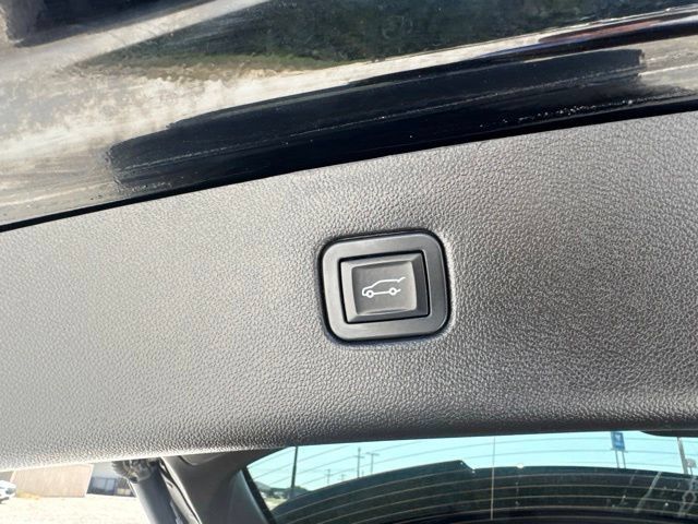 Used 2019 Chevrolet Blazer LT w/ Sound & Technology Package FWD image 18