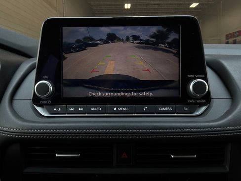 Used 2025 Nissan Rogue SV FWD image 31