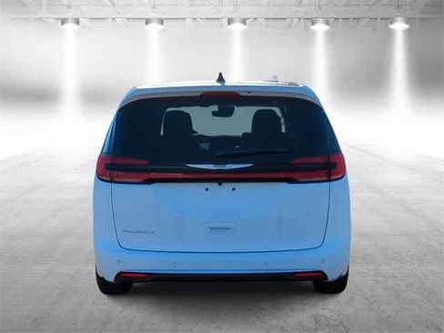 New 2026 Chrysler Pacifica Select image 7