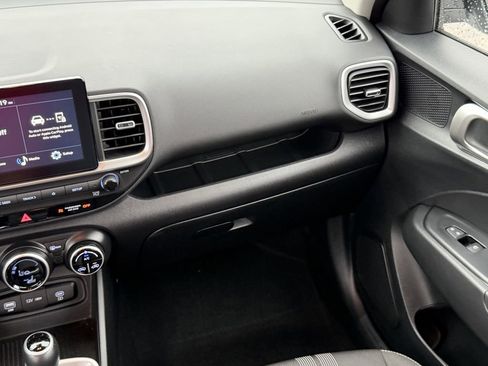 Used 2024 Hyundai Venue SEL FWD image 16