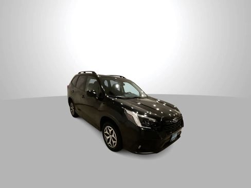 Used 2024 Subaru Forester Premium image 2