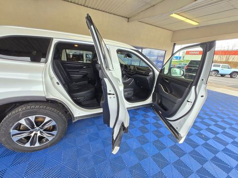 Used 2022 Toyota Highlander XLE image 32