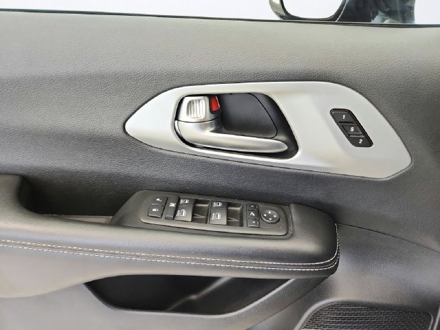 Used 2025 Chrysler Pacifica Limited FWD image 22