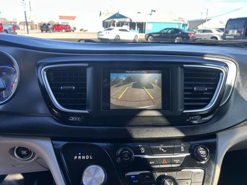 Used 2020 Chrysler Pacifica Touring-L image 48