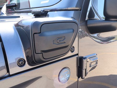 Used 2025 Jeep Wrangler Unlimited Rubicon 4xe w/ Convenience Group AWD/4WD image 19