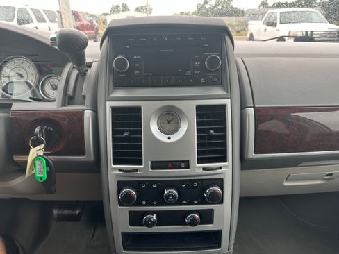 Used 2010 Chrysler Town & Country Touring FWD image 14