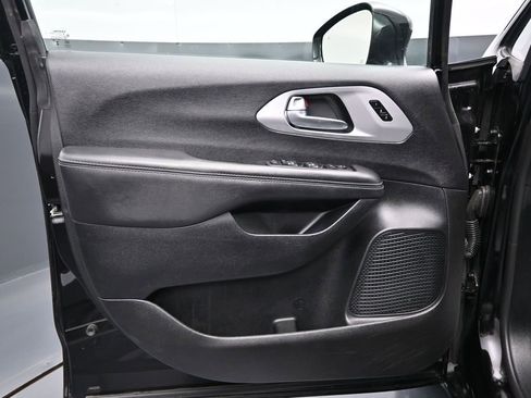 Used 2025 Chrysler Pacifica Limited FWD image 10