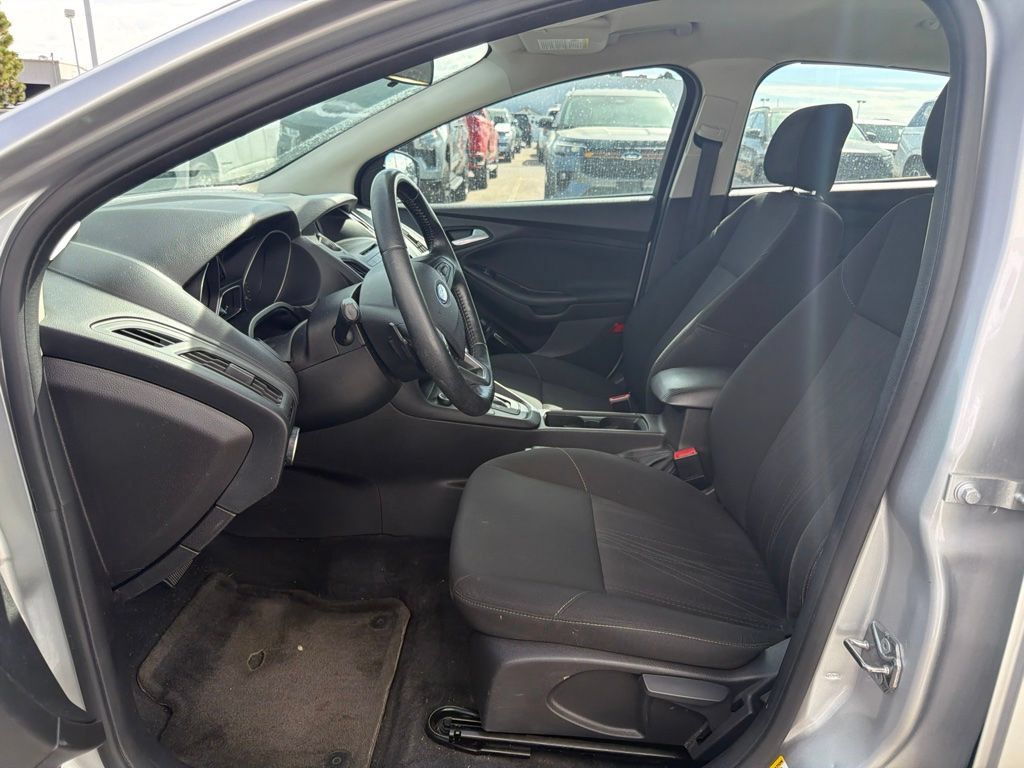 Used 2016 Ford Focus SE w/ SE Sport Package FWD image 2