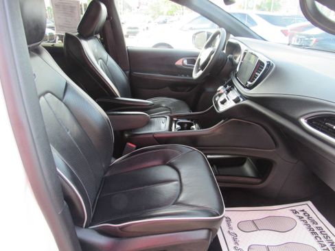 Used 2025 Chrysler Pacifica Limited FWD image 11