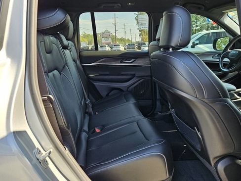 Used 2025 Jeep Grand Cherokee Limited w/ Black Appearance Package image 14
