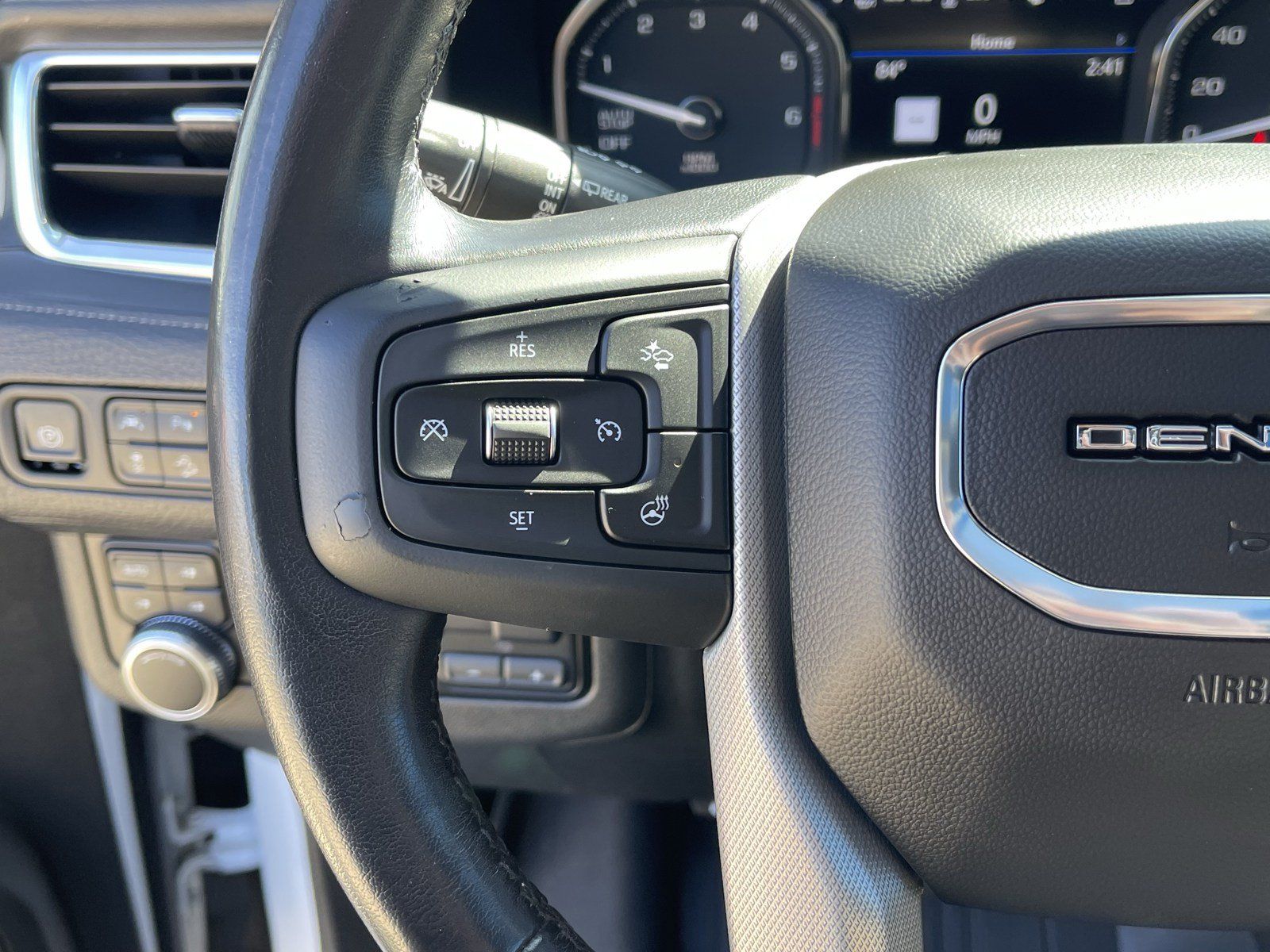 Used 2021 GMC Yukon Denali w/ Denali Premium Package AWD/4WD image 25