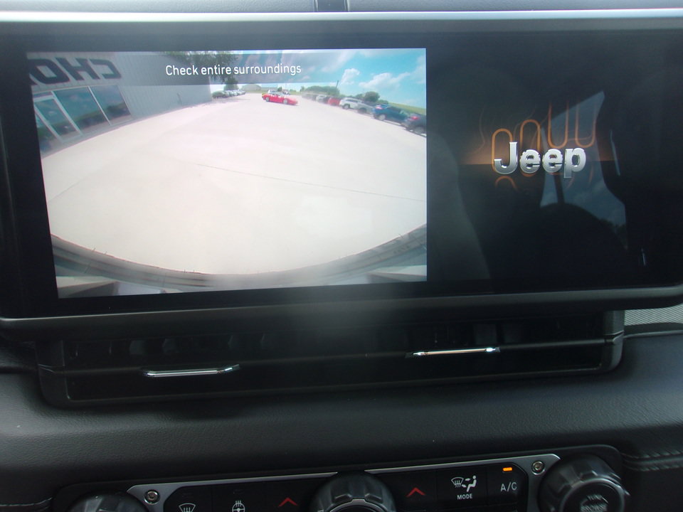 Used 2025 Jeep Wrangler Unlimited Sahara AWD/4WD image 13