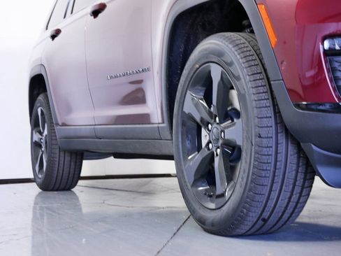 Certified 2025 Jeep Grand Cherokee L Limited w/ Luxury Tech Group II image 8