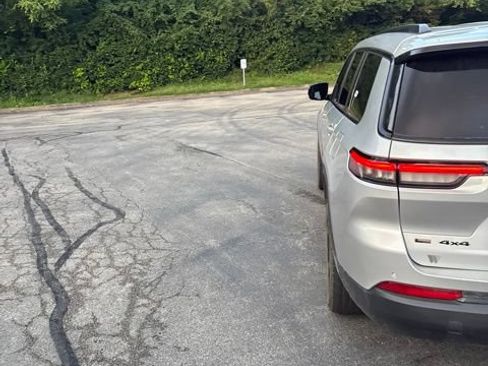 Used 2021 Jeep Grand Cherokee L Laredo AWD/4WD image 8