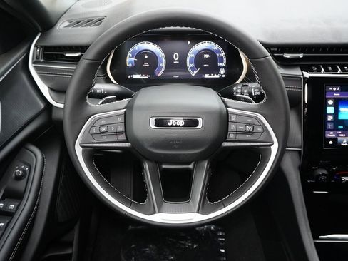 New 2025 Jeep Grand Cherokee Altitude image 9