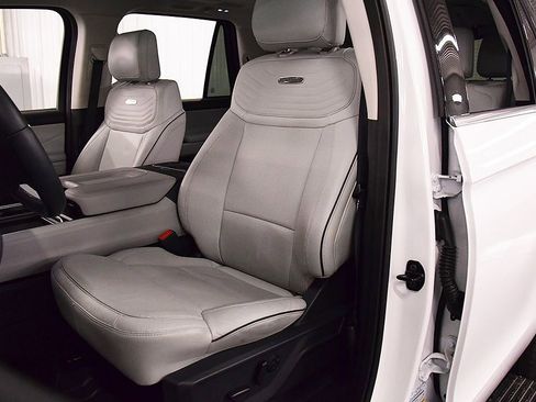 Used 2025 Ford Expedition Platinum w/ Platinum Ultimate Package AWD/4WD image 31