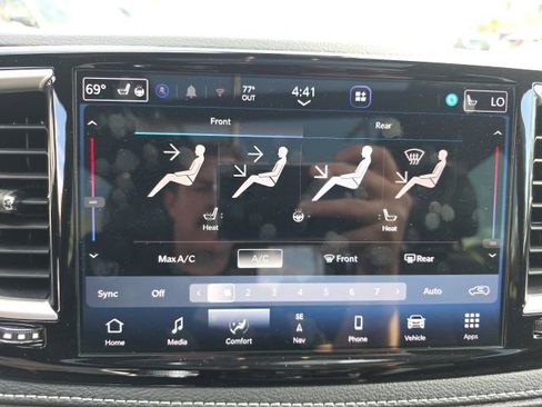 Used 2025 Chrysler Pacifica Select w/ Uconnect Theater Family Group image 7