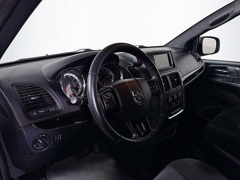 Used 2017 Dodge Grand Caravan SE image 9
