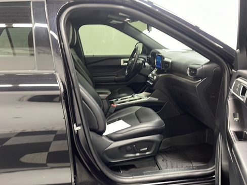 Used 2020 Ford Explorer XLT w/ Equipment Group 202A AWD/4WD image 21