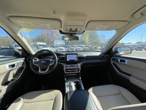 Used 2022 Ford Explorer XLT image 30
