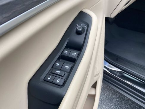 Used 2024 Jeep Grand Cherokee Limited w/ Black Appearance Package RWD image 23