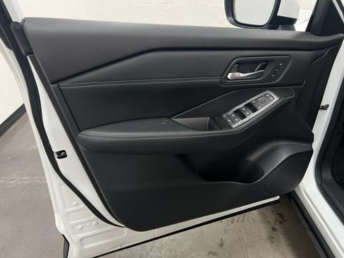 Used 2025 Nissan Rogue SL w/ SL Premium Package FWD image 13