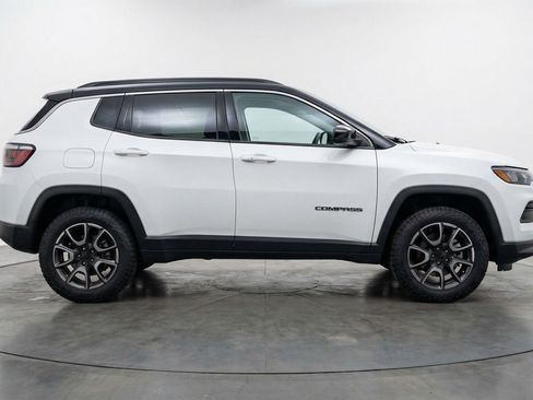 Used 2025 Jeep Compass Trailhawk AWD/4WD image 11