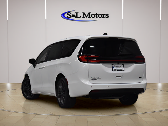 New 2026 Chrysler Pacifica Select AWD/4WD image 5