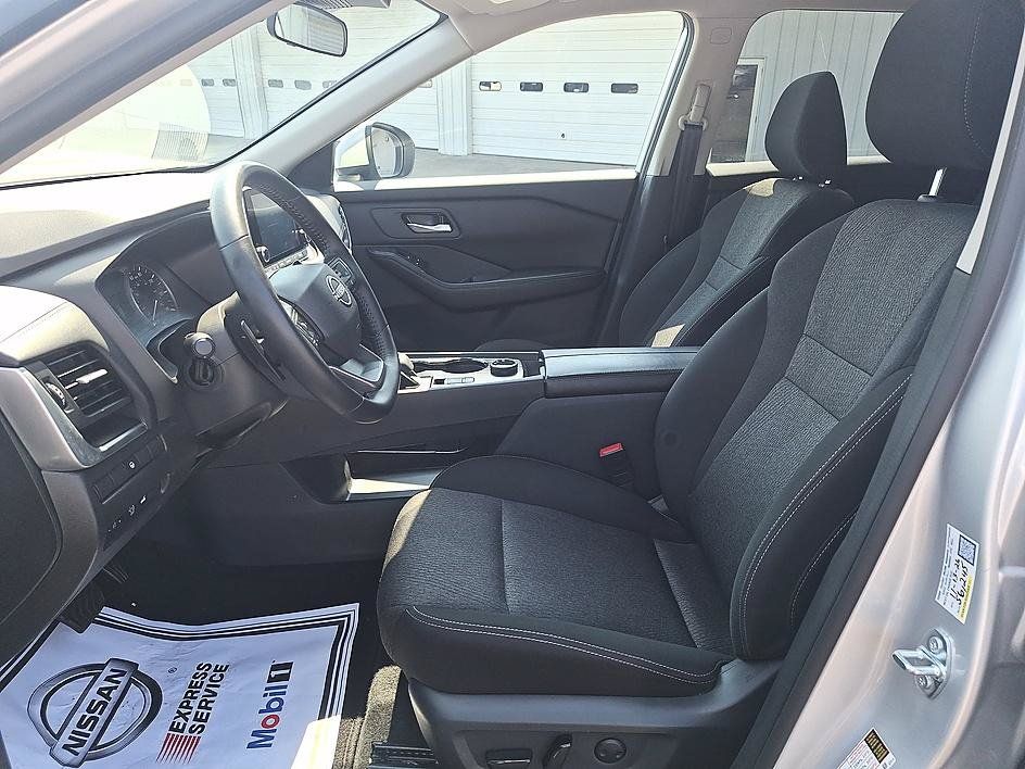Certified 2025 Nissan Rogue SV AWD/4WD image 11