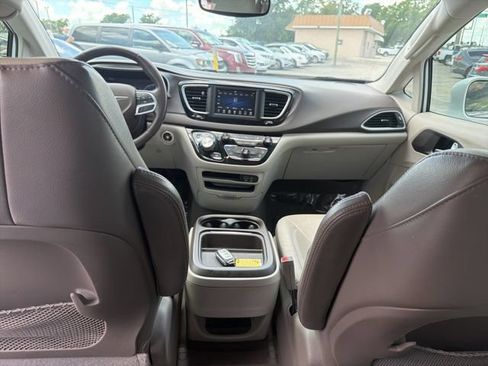 Used 2018 Chrysler Pacifica Touring-L FWD image 30