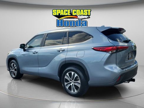 Used 2023 Toyota Highlander XLE image 5