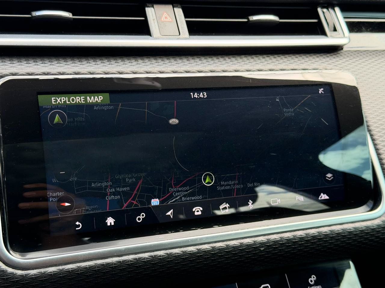 Used 2018 Land Rover Range Rover Velar R-Dynamic SE AWD/4WD image 32
