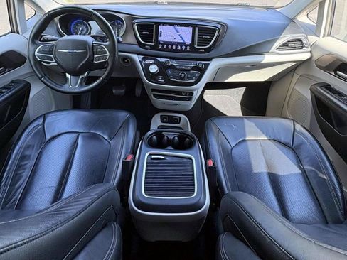Used 2017 Chrysler Pacifica Touring-L Plus FWD image 19