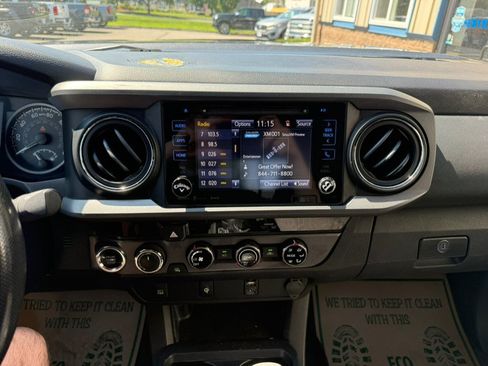 Used 2017 Toyota Tacoma TRD Off-Road w/ Tow Package (A/T) AWD/4WD image 19