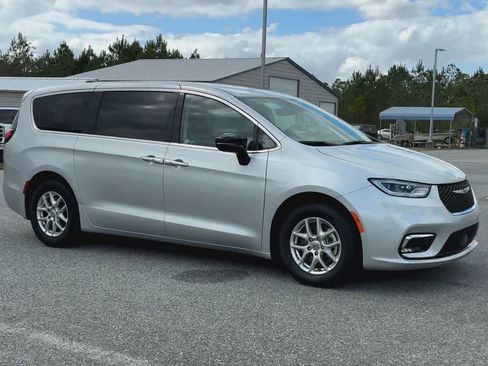 Used 2024 Chrysler Pacifica Touring-L image 2