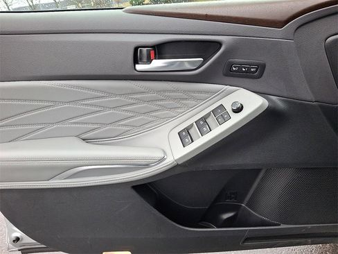 Used 2022 Toyota Avalon Limited image 15
