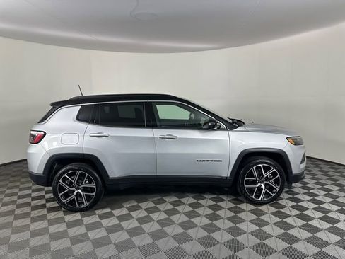 Used 2025 Jeep Compass Limited image 10