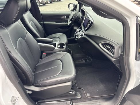 Used 2025 Chrysler Pacifica Select FWD image 35