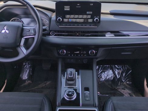 Used 2024 Mitsubishi Outlander SE image 11