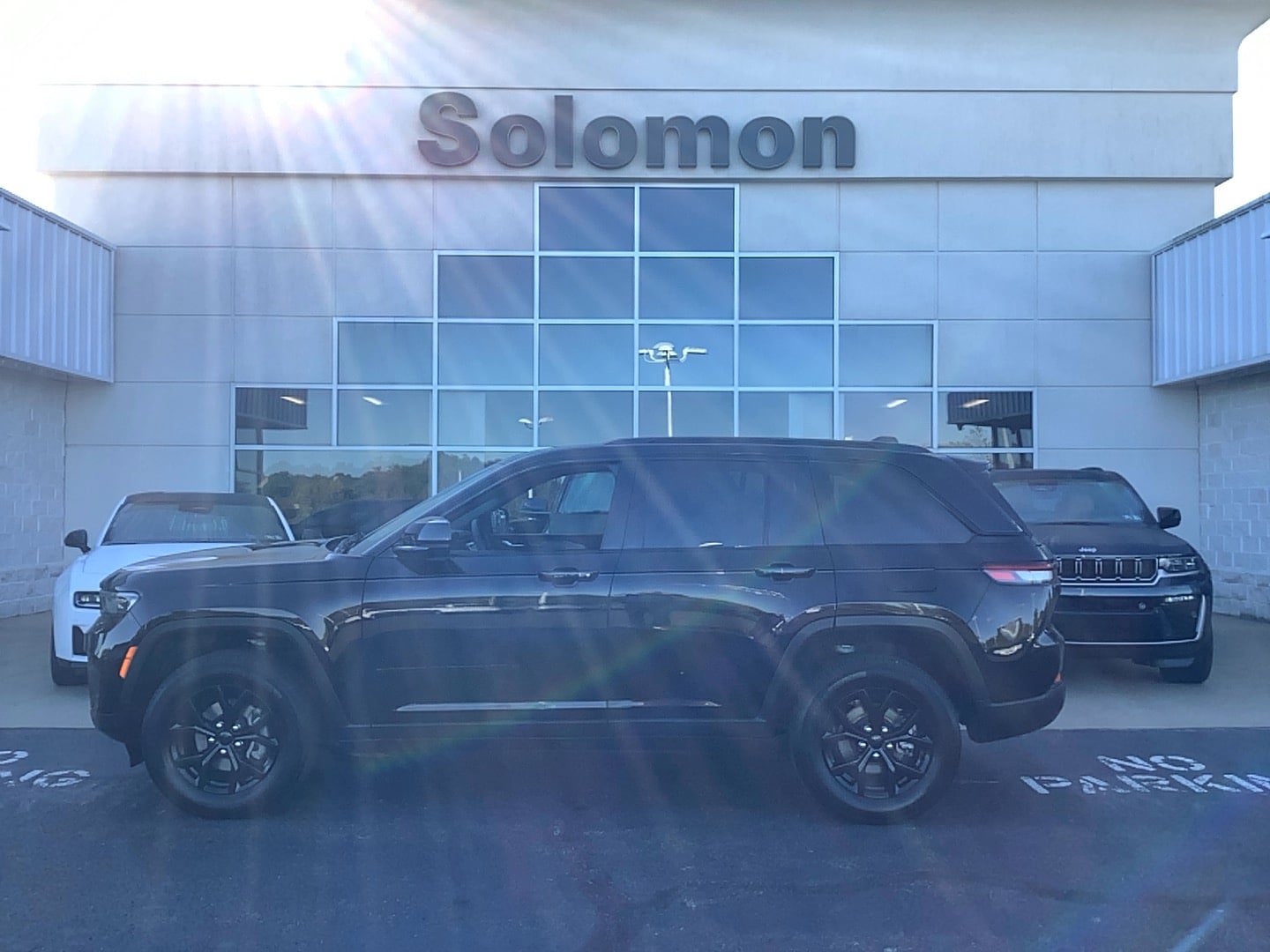 Certified 2025 Jeep Grand Cherokee Altitude AWD/4WD image 1