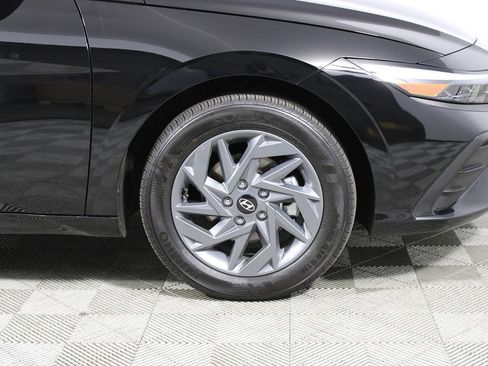 Used 2025 Hyundai Elantra Blue image 18