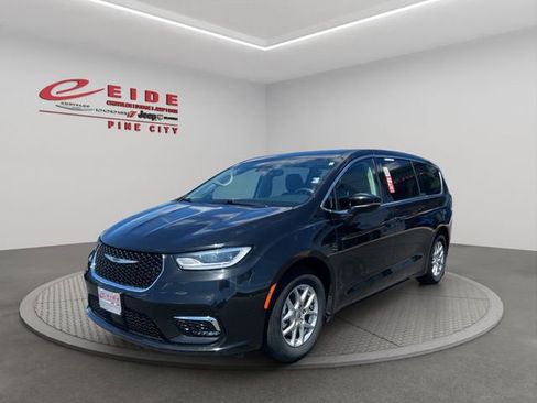 Used 2023 Chrysler Pacifica Touring-L FWD image 1