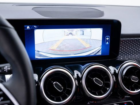 Used 2026 Mercedes-Benz GLB 250 image 25