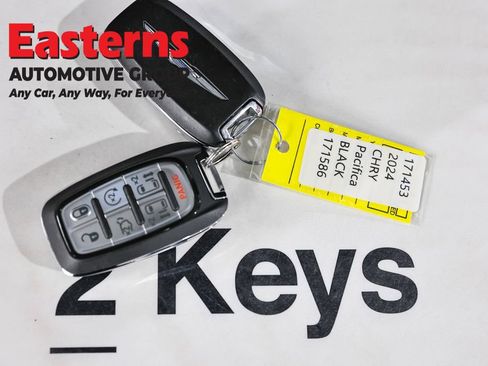 Used 2024 Chrysler Pacifica Touring-L FWD image 25
