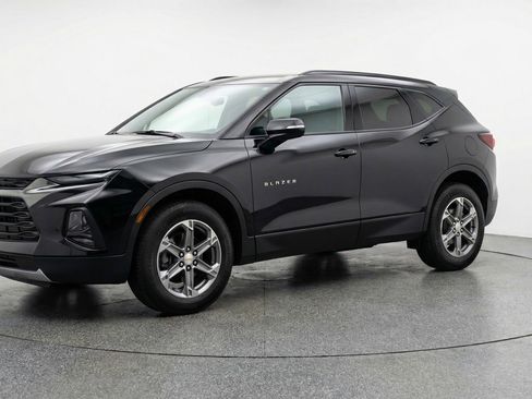 Used 2025 Chevrolet Blazer LT image 3